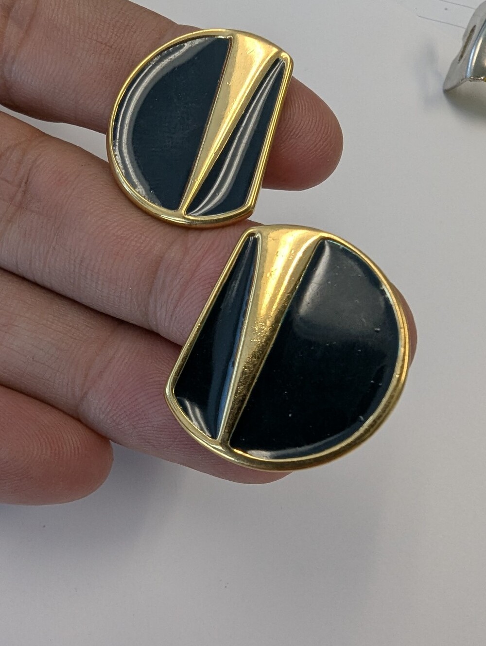 VTG MONET BLK & GOLD CLIP ON EARRINGS